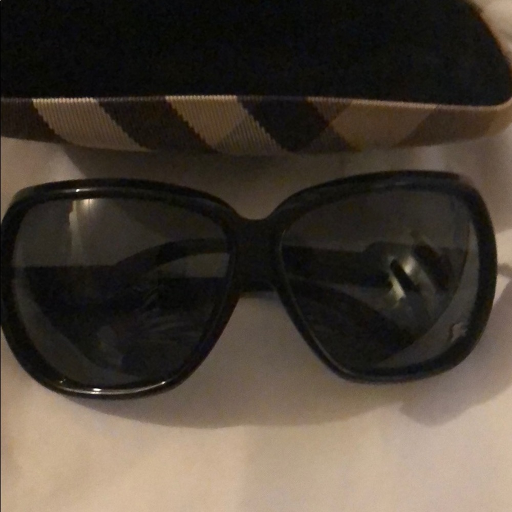Large Black sunglasses-Burberry